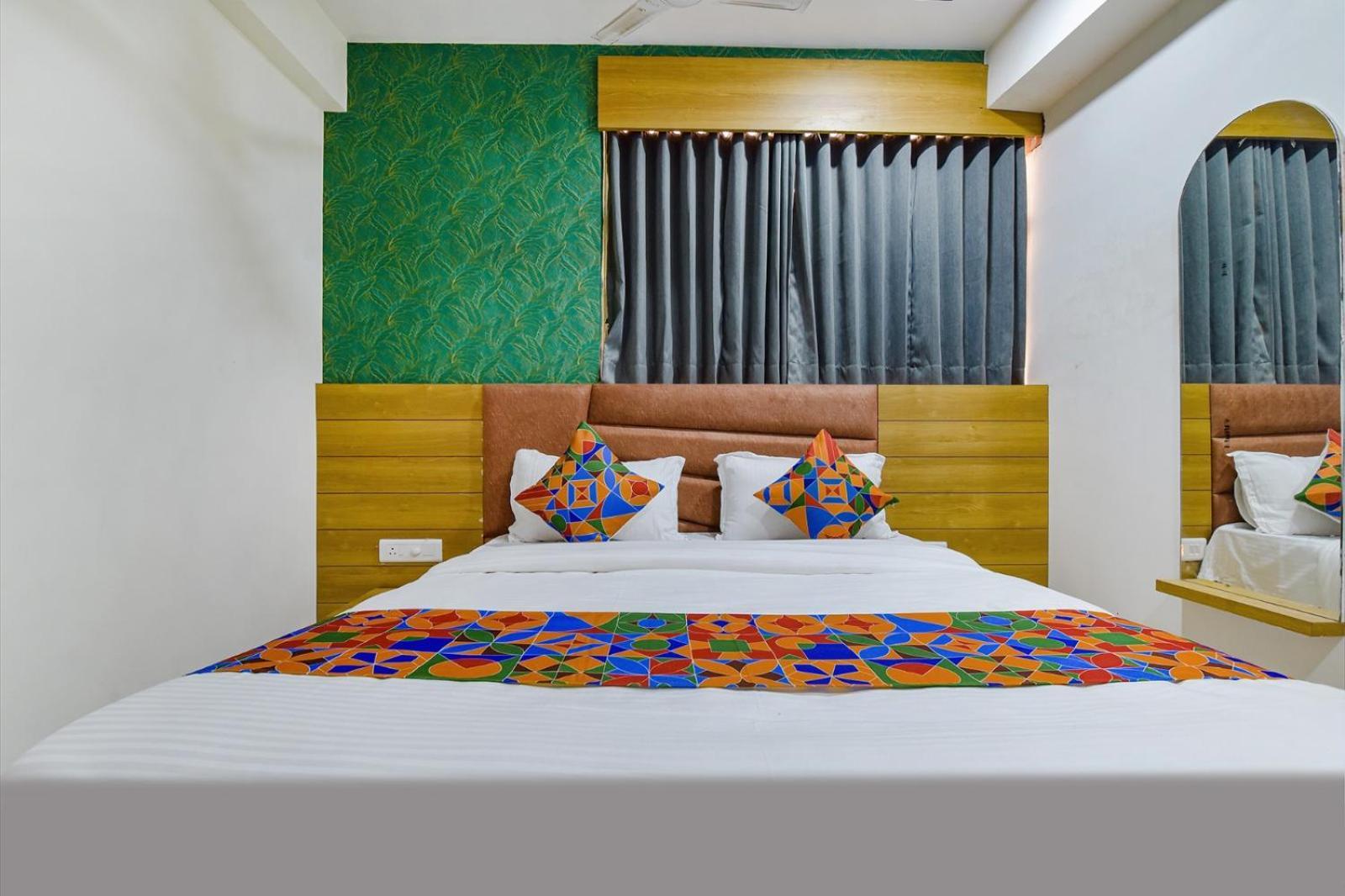 Hotel Green Tree Ahmedabad Buitenkant foto