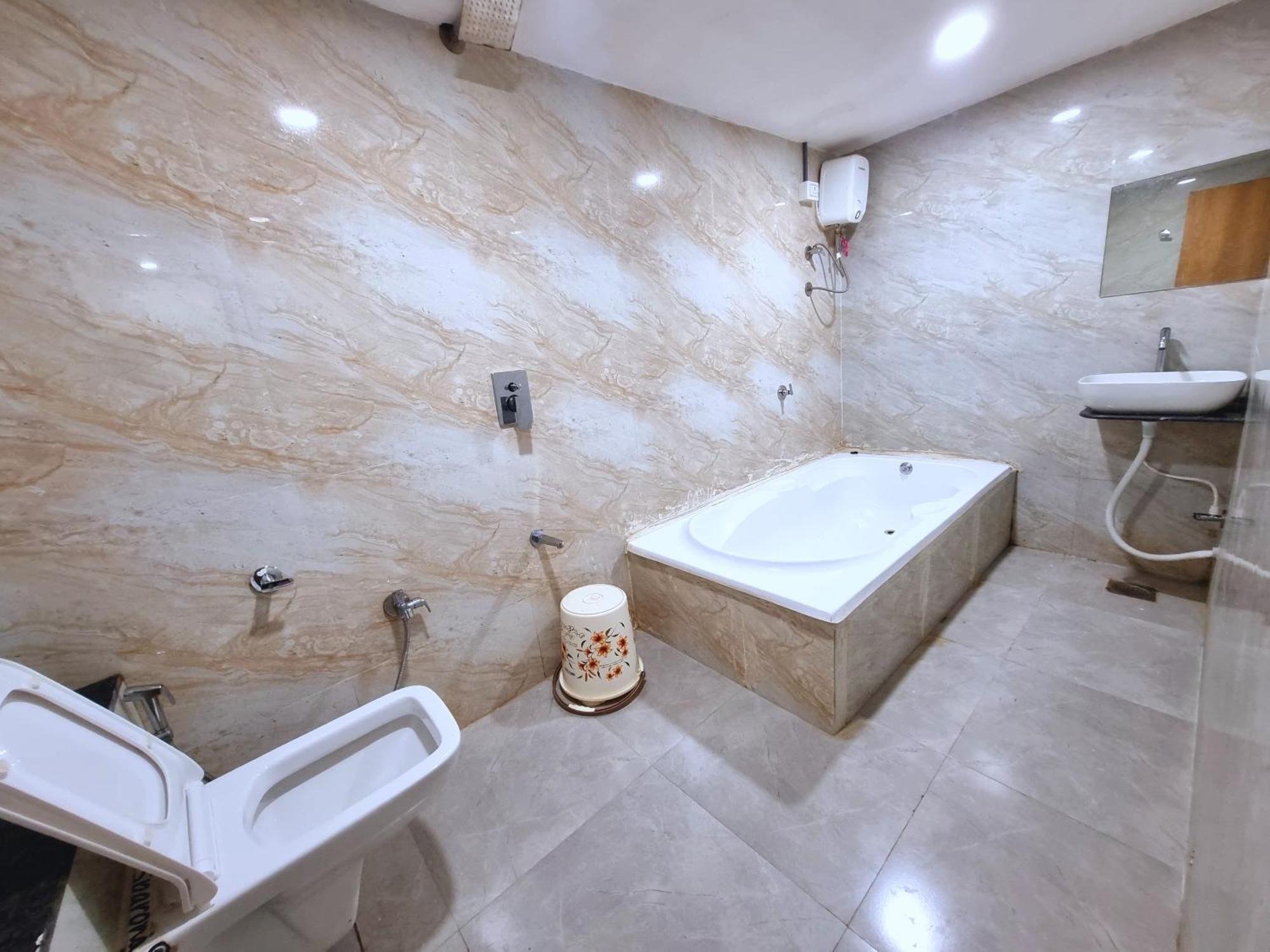 Hotel Green Tree Ahmedabad Buitenkant foto