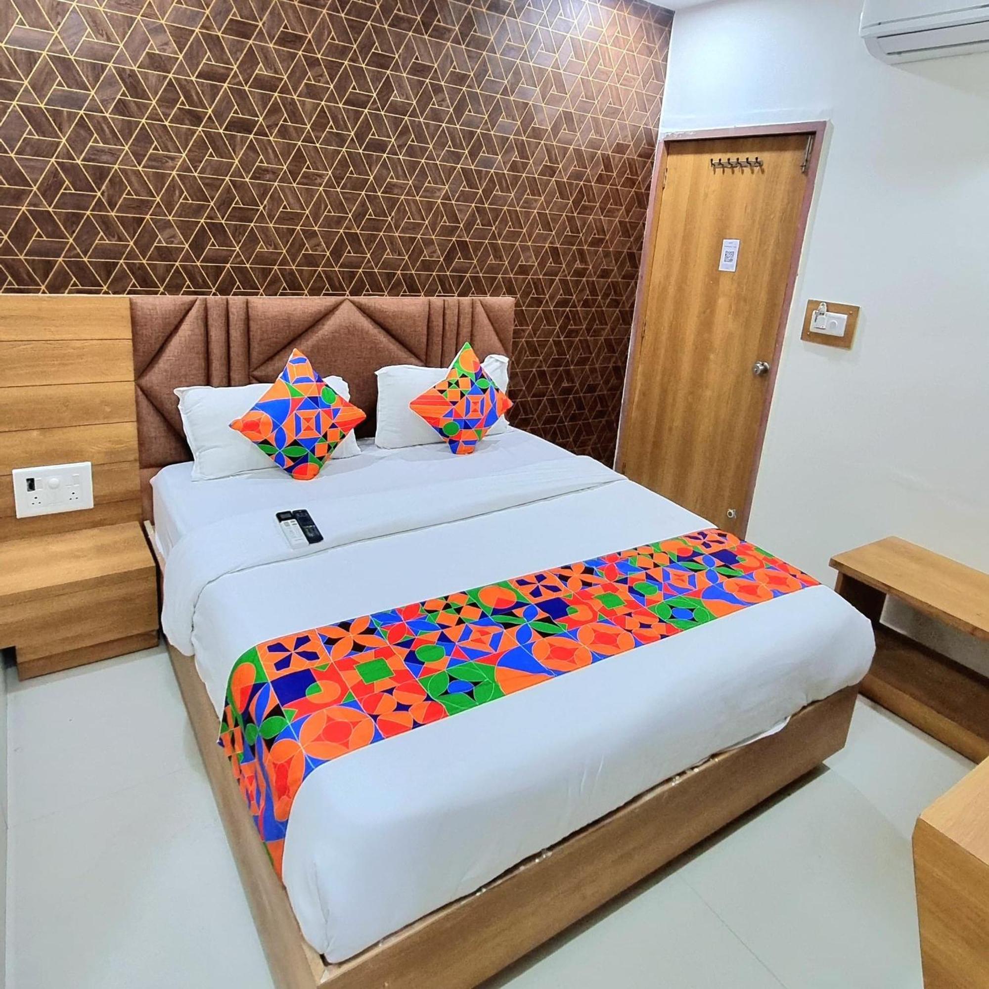 Hotel Green Tree Ahmedabad Buitenkant foto